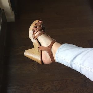 Strappy leather brown wedge